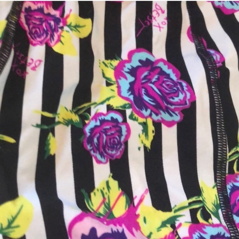 Betsey Johnson Performance Floral Print Active Capri Leggings - Picture 3 of 5